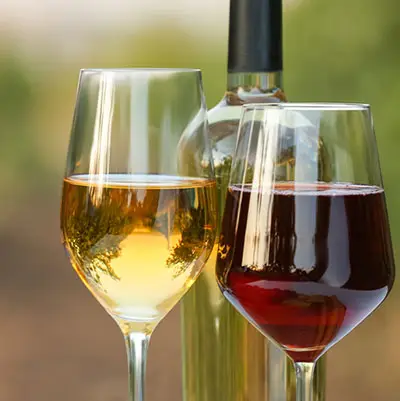 wijnflessen & een rode wijnglas en witte wijnglas