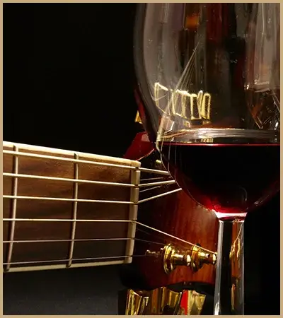 Guitar en rode wijn glas