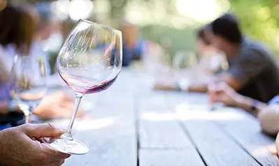 mensen aan tafel wijn testing