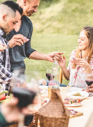 mensen aan tafel wijn drinken en aperitieven