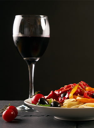 glas rode wijn en pasta